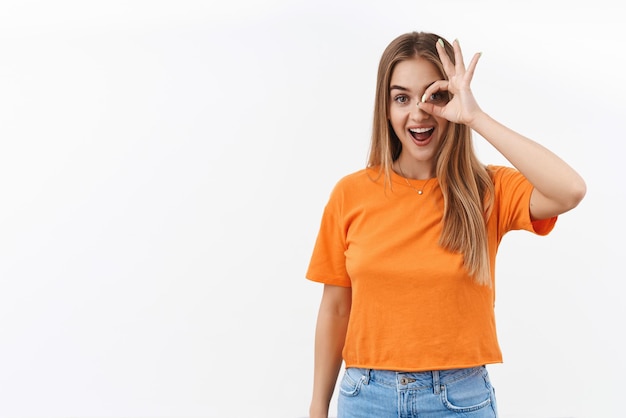 Mädchen optimistisch in die Zukunft schauen. Porträt einer fröhlich lächelnden hübschen Frau mit blonden langen Haaren