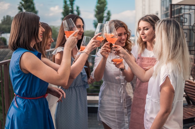 Foto mädchen party. schöne freundinnen, die spaß an der junggesellenabschied haben. sie feiern und trinken champagner beim junggesellinnenabschied. danke schön