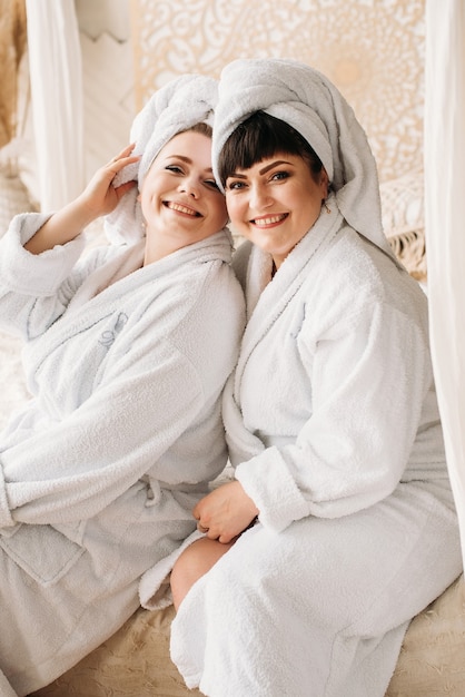 Mädchen plus Größe in Bademantel und Turban Spa Lächeln Familientag