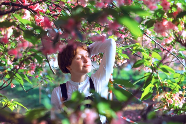 Mädchen posiert in Sakura