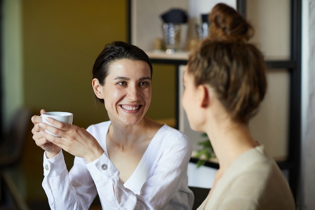 Mädchen reden im Café