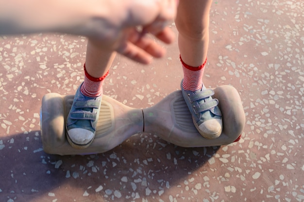 Mädchen reitet auf dem Hoverboard