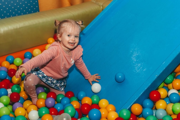 Mädchen reitet auf dem Kinderhügel