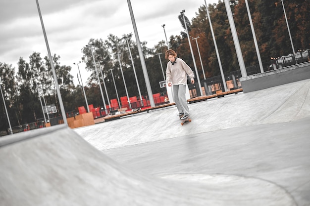 Foto mädchen reitet auf dem skateboard im park hoch