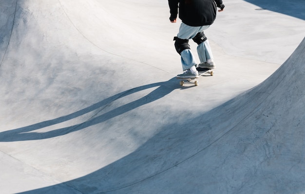 Mädchen Rollschuhlaufen im Skatepark im Freien