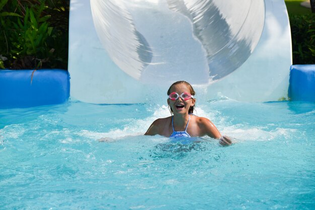 Mädchen rollt von einer Wasserrutsche in einem Wasserpark