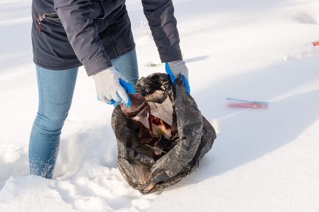 Mädchen sammelt Müll im Winter