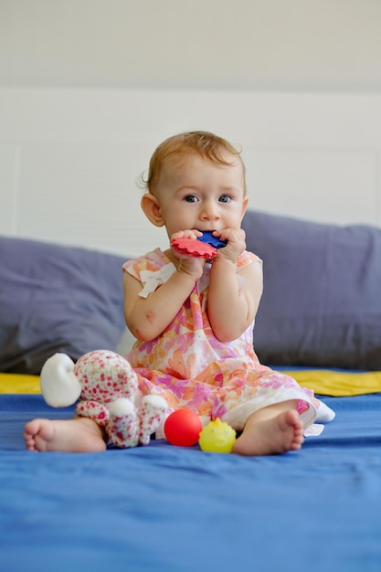 Mädchen saugt Plastikspielzeug