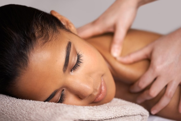 Mädchen schlafen oder Hände für eine Massage im Spa, um sich für Zen-Ruhe-Wellness oder luxuriöse Physiotherapie zu entspannen. Wirbelsäule oder Gesicht einer Frau im Salon für körperheilendes Schlafen oder natürliche, ganzheitliche Entgiftung durch Masseurin