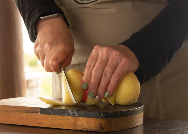 Foto mädchen schneidet käse mit einem messer