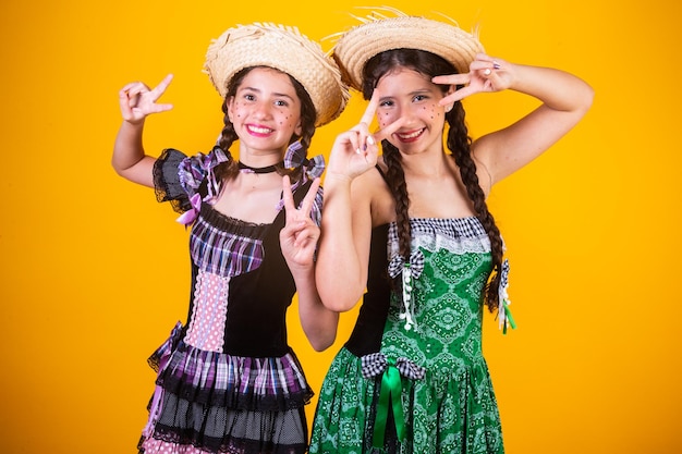 Mädchen Schwestern Freunde Brasilianer mit Juni-Partykleidung arraial Sao Joao Party Horizontales Porträt