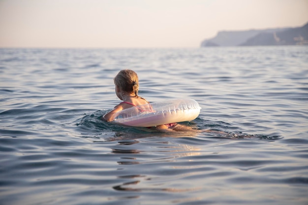 Foto mädchen schwimmt im meer