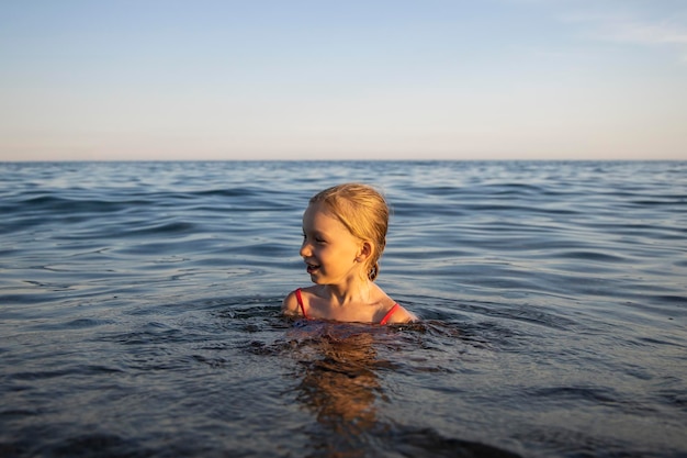 Foto mädchen schwimmt im meer