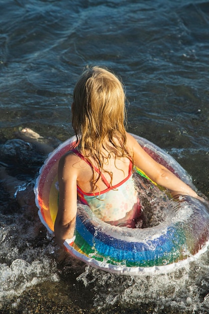 Foto mädchen schwimmt im meer