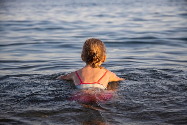 Mädchen schwimmt im Meer