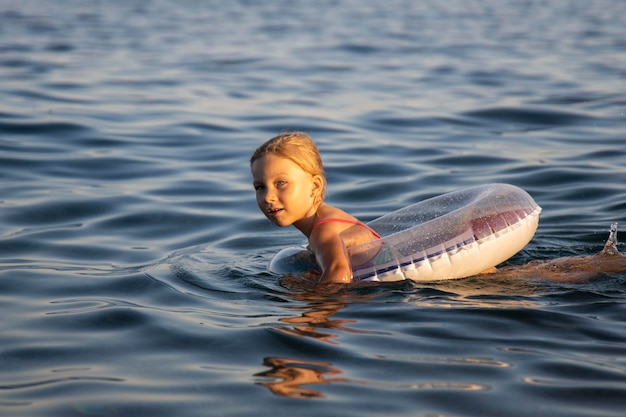 Foto mädchen schwimmt im meer