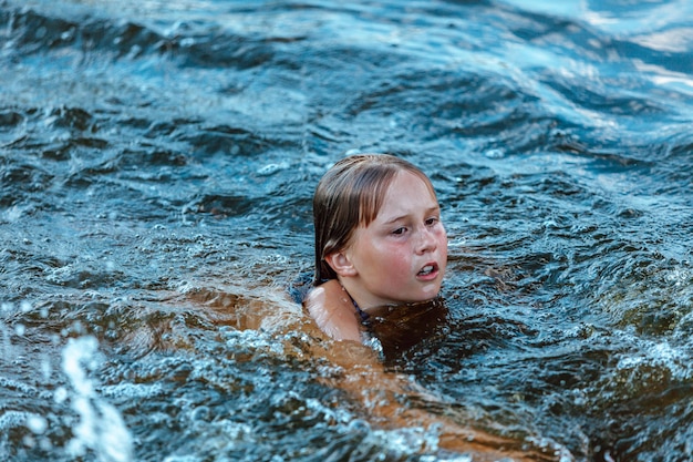 Mädchen schwimmt im Wasser