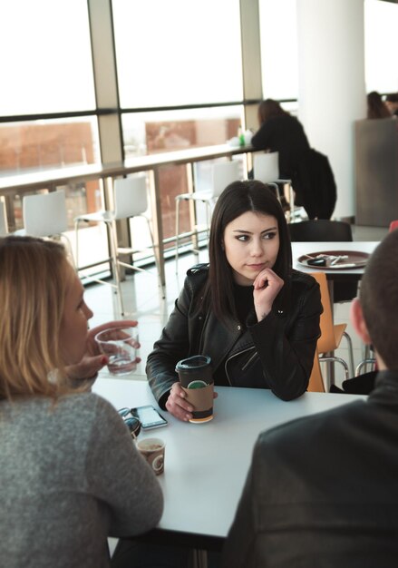 Foto mädchen sitzen im café