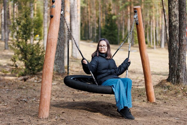 Foto mädchen sitzt auf der schaukel