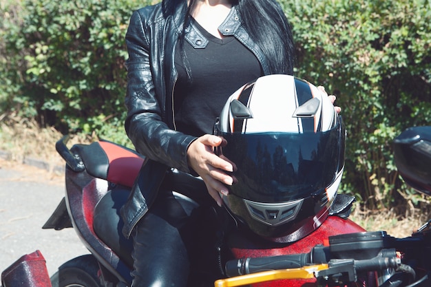 Mädchen sitzt auf einem Motorrad im Park