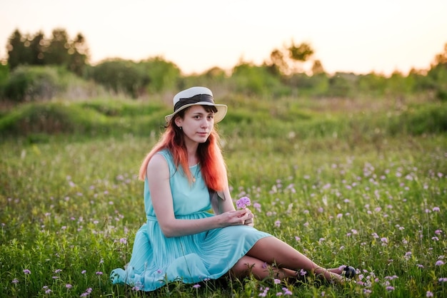 Mädchen Sommer das Konzept des Lebensstils junges Mädchen auf dem Feld mit Blumen