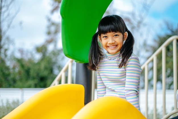 Mädchen spielen Rutschen auf dem Spielplatz. Selektiver Fokus