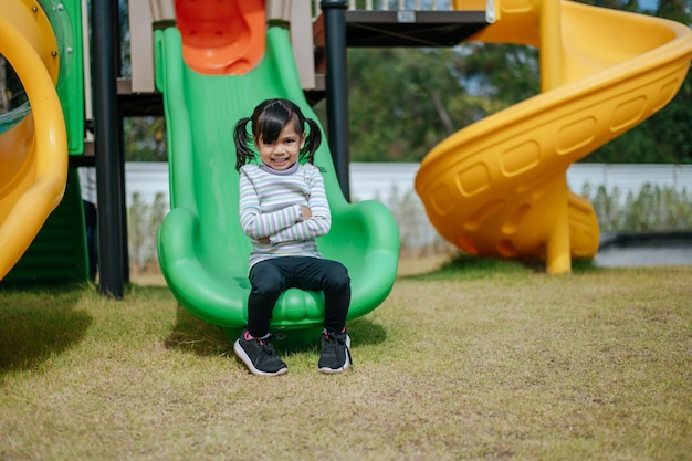 Mädchen spielen Rutschen auf dem Spielplatz. Selektiver Fokus