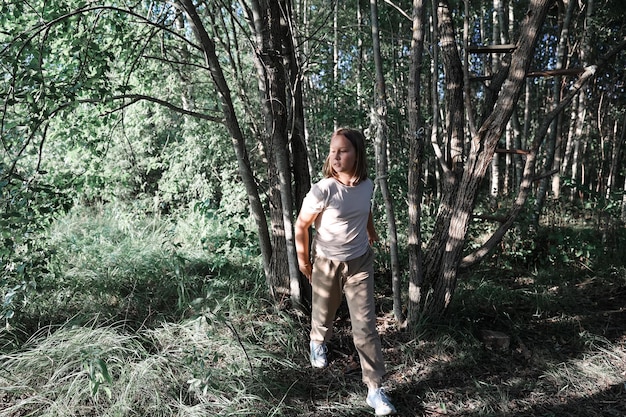 Mädchen spielt in einer Hütte aus Zweigen und Blättern. Holzhaus im Dorf