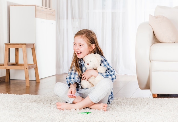 Mädchen spielt mit Teddybär