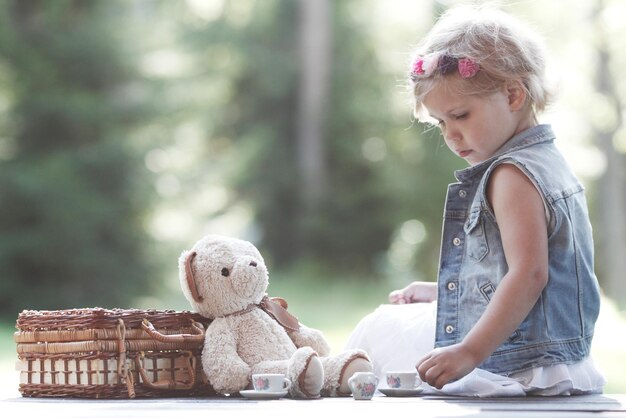 Mädchen spielt mit Teddybär