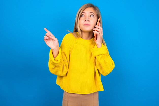 mädchen spricht auf handy verbringt freizeit drinnen telefoniert mit freund