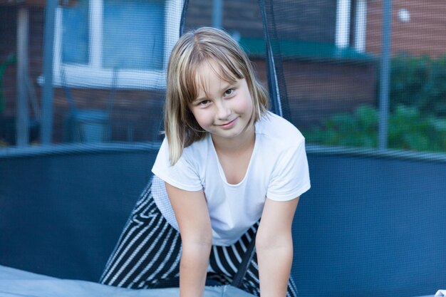 Mädchen springt und spielt auf dem Trampolin