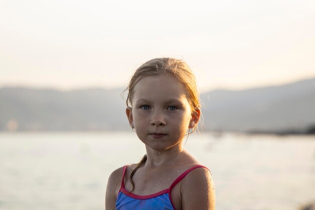 Mädchen steht am Meer und am Strand