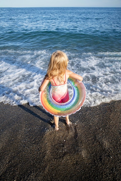 Foto mädchen steht am meer und am strand