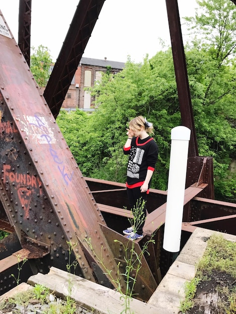 Foto mädchen steht auf der eisenbahnbrücke