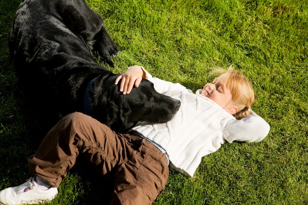 Mädchen streicheln Hund