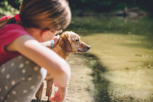 Mädchen streichelte ihren Hund