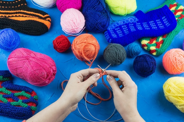 Mädchen strickt Sockenstricknadeln