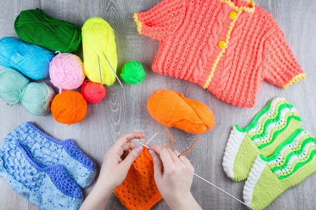 Mädchen strickt Sockenstricknadeln