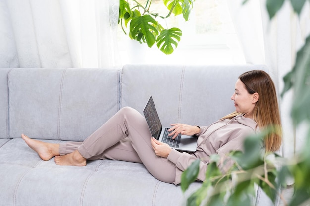 Mädchen surfen im Internet auf Notebook-Frau, die Online-Shopping macht und Bestellung aufgibt