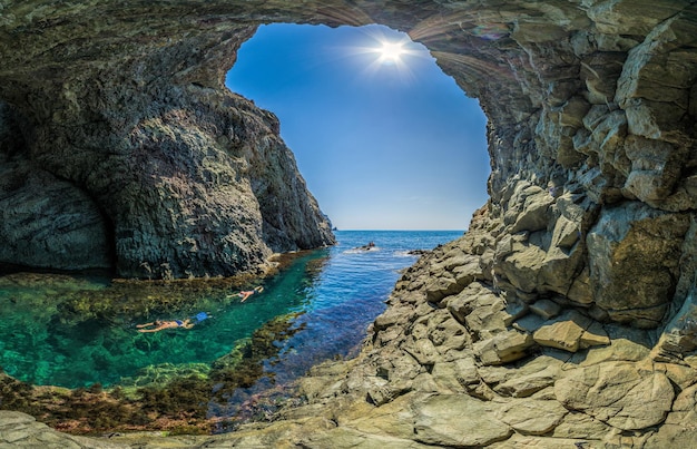 Mädchen tauchen in der diana-grotte sewastopol fiolent krim auf einem hintergrund von felsigen küsten das konzept