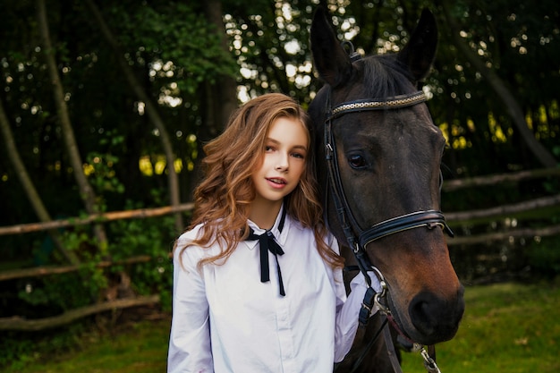 Mädchen Teenager mit einem Pferd