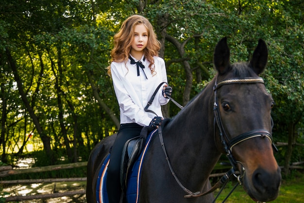 Mädchen Teenager mit einem Pferd