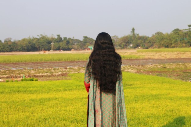 Mädchen trägt ein desi-indisches Kleid