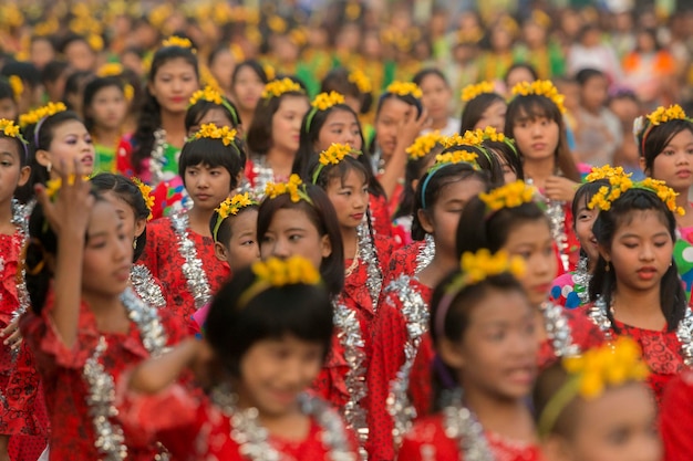 Mädchen trägt ein Kostüm während eines traditionellen Festivals