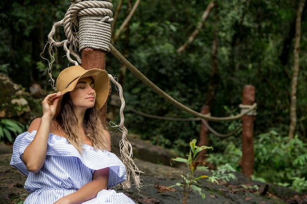 Mädchen trägt Hut im Wald