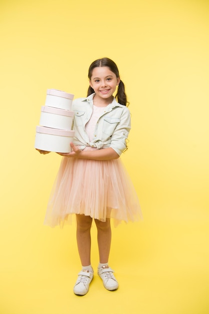 Mädchen trägt Stapelkisten Einkaufsverkaufssaison vorbereiten Auf die Schulsaison vorbereiten Vorräte Schreibwaren Kleidung im Voraus kaufen Zurück zur Schulsaison großartige Zeit, um Kindern die Grundlagen der Budgetierung beizubringen