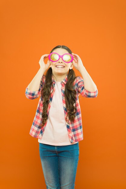 Mädchen tragen Brillen Optik und Augenbehandlung Effektives Training Augen Zoomen Kind glücklich mit gutem Sehvermögen Sehvermögen und Augengesundheit Verbessern Sie das Sehvermögen Sonnenbrille ausgefallenes Zubehör