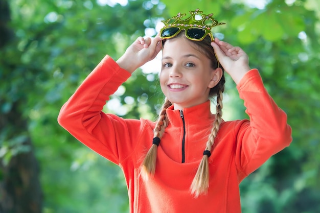 Mädchen tragen Fleece-Pullover für den sonnigen Tag des aktiven Freizeit-Natur-Hintergrundkonzepts