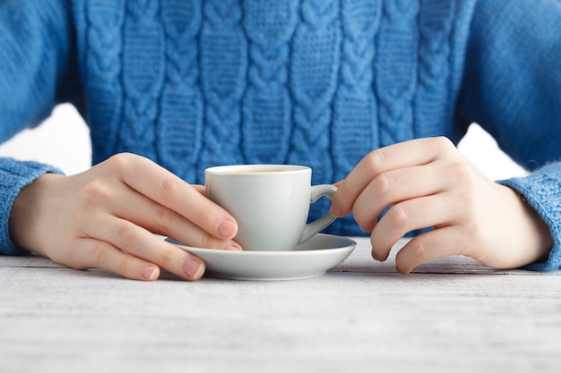 Mädchen trinken Espressokaffee von der kleinen Tasse